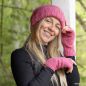Preview: Wollmütze Balloa Pink Tragebeispiel mit Fingerlingen